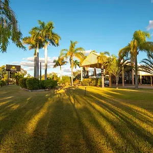 Motel Park Motor Inn-king Beds-pool-shaded Parking